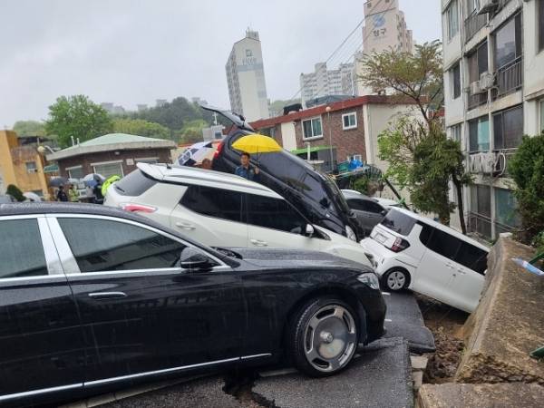 22일 오후 1시께 남양주 화도읍 한 아파트 옹벽이 무너지면서 차량 6대가 파손됐다. 시는 추가 붕괴를 우려해 해당 아파트 40가구 주민 대피를 실시하고 있다. 인터넷커뮤니티 갈무리