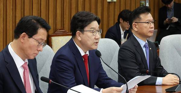 국민의힘 권성동 원내대표(가운데)가 22일 국회에서 열린 원내대책회의에서 발언하고 있다. 연합뉴스