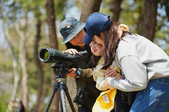 '다가치 그린데이 – 가족과 함께하는 저어새 보전여행'에 참여한 카카오게임즈 임직원과 가족이 저어새 탐조 활동을 진행 중이다. 사진 제공 : 카카오게임즈