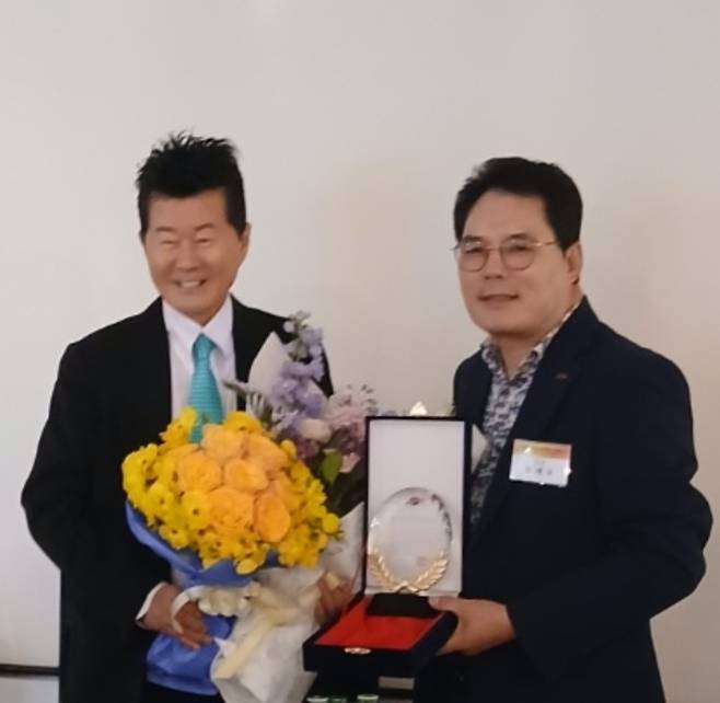 ◇ 지난 21일 이태원 K212에서 열린 한국재능기부협회 홍보대사 위촉행사에서 최세규 이사장(사진 오른쪽)이 가수 태진아와 기념 촬영을 하고 있다.
