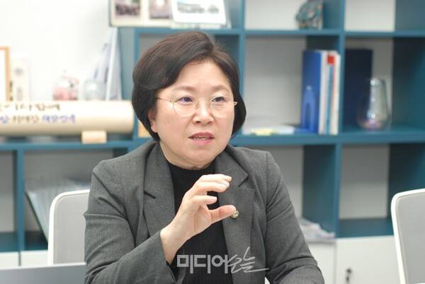 ▲김현 국회 과학기술정보방송통신위원회 소속 더불어민주당 간사가 지난 21일 서울 영등포구 여의도동 국회 의원회관에서 미디어오늘과 인터뷰하는 모습. 사진=금준경 기자