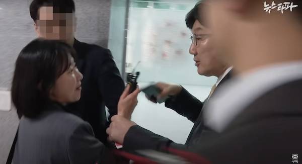 ▲2024년 4월 16일 국회의원회관에서 토론회 참석 및 질의응답을 가진 국민의힘 권성동 원내대표가 본인에게 추가 질문하려는 뉴스타파 기자의 손목을 움켜쥐고 있다. 사진=뉴스타파 영상 갈무리