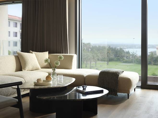 해비치 호텔앤드리조트 제주 리조트 마스터 스위트 오션뷰 거실.[사진제공=해비치 호텔앤드리조트]