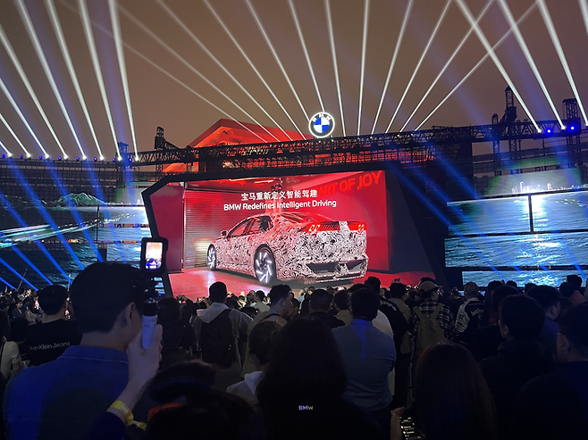 전날(21일) BMW 익스피리언스 상하이에서 개최된 ‘BMW 비전 드라이빙 익스피리언스 월드 프리미어’. [사진=안서진 기자]