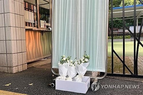 지난해 9월 19일 중국 광둥성 선전에서 일본인 초등학생이 숨진 선전 일본인학교 외부에 놓인 꽃다발. [로이터=연합뉴스]