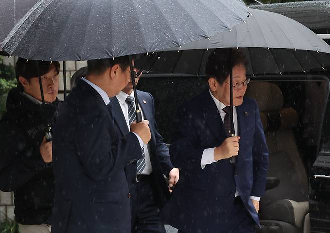 이재명 더불어민주당 이재명 대선 경선 후보가 22일 서울 서초구 서울중앙지법에서 열린 ‘대장동 배임·성남FC 뇌물’ 1심 속행 공판에 출석하고 있다. [사진 = 연합뉴스]