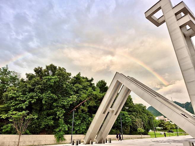 서울대 정문 전경 .  서울대