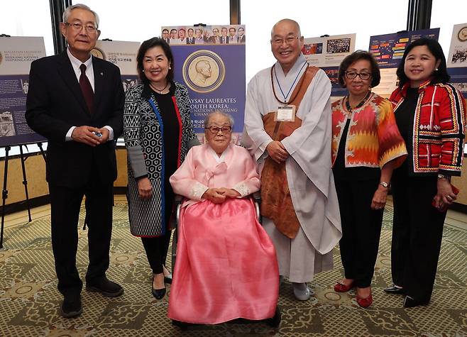 22일 서울 중구 롯데호텔에서 막사이사이상 역대 한국인 수상자 모임이 열렸다. 김종기 푸른나무재단 명예이사장, 수잔 아판 막사이사이상재단 대표, 김임순 애광원장, 법륜 스님, 델리아 앨버트 막사이사이상재단 이사(전 필리핀 외교장관), 마리아 테레사 디존데베가 주한필리핀대사(왼쪽부터)가 기념촬영을 하고 있다. 이승환 기자