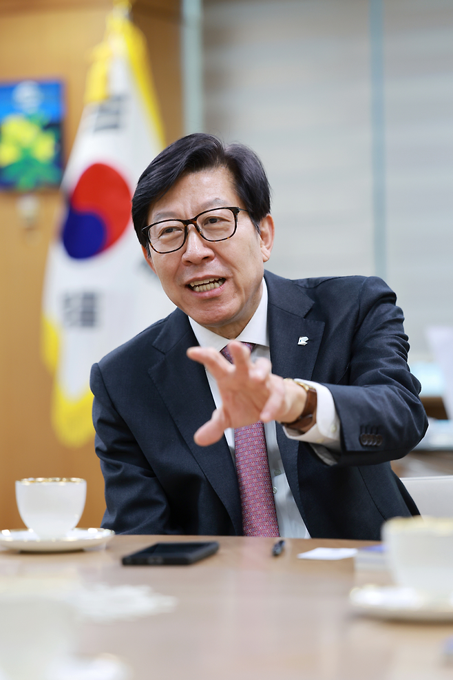 박형준 부산시장이 22일 부산시청 집무실에서 매일경제와 인터뷰하고 있다. [부산시]