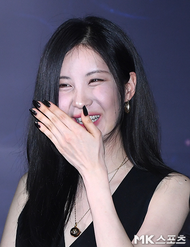 서현은 깊게 파인 슬리브리스 베스트에 와이드 팬츠를 매치해 군더더기 없이 매끈한 실루엣을 완성했다.사진=천정환 기자