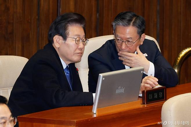 (서울=뉴스1) 안은나 기자 = 이재명 더불어민주당 대표(왼쪽)와 정성호 의원이 13일 오후 서울 여의도 국회에서 열린 제419회국회(임시회) 제3차 본회의에서 윤석열 대통령 위헌적 비상계엄 선포 내란행위 관련 긴급현안질문을 들으며 대화하고 있다. 2024.12.13/뉴스1  Copyright (C) 뉴스1. All rights reserved. 무단 전재 및 재배포,  AI학습 이용 금지. /사진=(서울=뉴스1) 안은나 기자