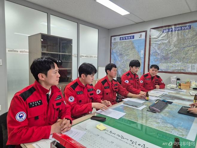 (왼쪽부터)17일 오후 강원 원주 산림청 산림항공본부에서 만난 공중진화대원 조당연 주무관, 조성연 주무관, 최재한 팀장, 홍의래 주무관, 라상훈 팀장./사진=박진호 기자.