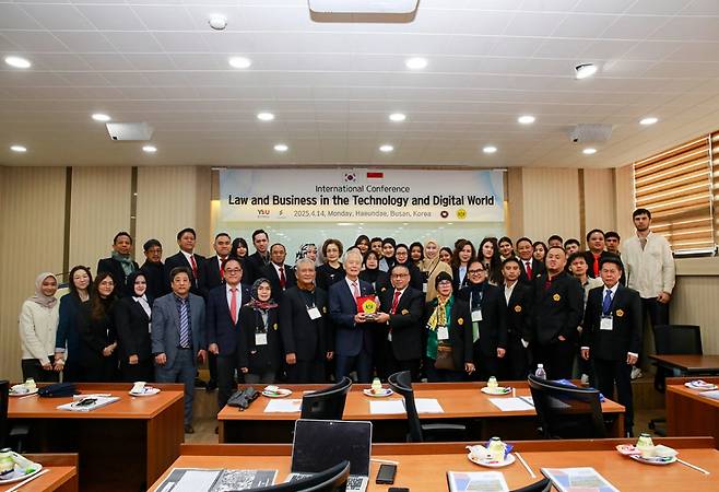 영산대와 인도네시아 법학회, 보로부두르대, 펠리타 라야 교육기관 관계자들이 학술대회 후 기념촬영하고 있다./사진제공=영산대