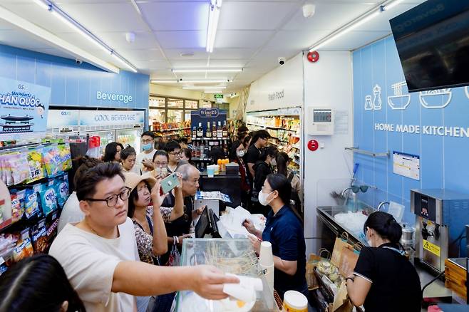 베트남 현지 고객들이 하노이에 오픈한 GS25를 이용하고 있다. /사진제공=GS리테일