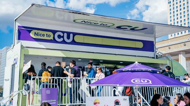 2023년 몽골에서 열린 한국문화주간행사에 설치한 CU 이동형 편의점에 현지인이 구매 대기줄을 서있는 모습. /사진제공=BGF리테일