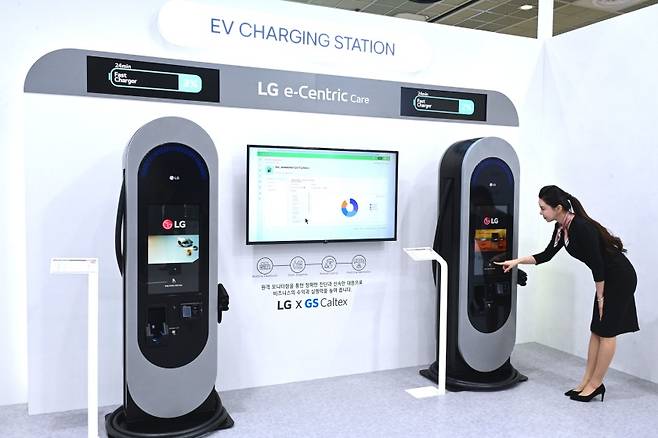 LG전자가 지난해 'EV트렌드코리아'에서 선보인 200kW 급속 충전기./사진=LG전자 뉴스룸