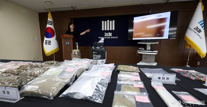 [서울=뉴시스] 홍효식 기자 = 서울중앙지방검찰청 마약범죄특별수사팀장인 김보성 강력범죄수사부장이 26일 오전 서울 서초구 서울중앙지검에서 다크웹 마약류 판매상 수사 결과 브리핑을 하고 있다. 2024.07.26. yesphoto@newsis.com /사진=홍효식