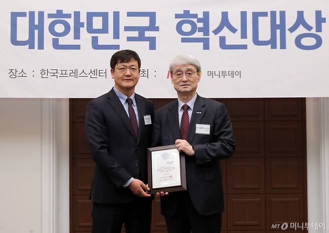 비지팅엔젤스코리아 김한수 대표(오른쪽)가 '2025 대한민국 혁신대상' 수상 후 머니투데이 송기용 전무와 함께 기념 촬영을 하고 있다./사진=김창현 기자