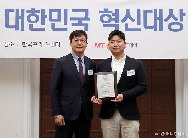 뮤즈라이브 박종성 이사(오른쪽)가 '2025 대한민국 혁신대상' 수상 후 머니투데이 송기용 전무와 함께 기념 촬영을 하고 있다./사진=김창현 기자