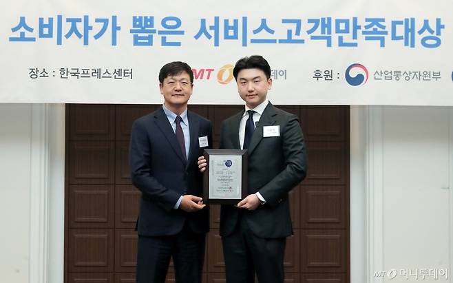 더휴식 이재경 이사(오른쪽)가 '2025 소비자가 뽑은 서비스고객만족대상' 수상 후 머니투데이 송기용 전무(왼쪽)와 기념 촬영을 하고 있다./사진=김창현 기자