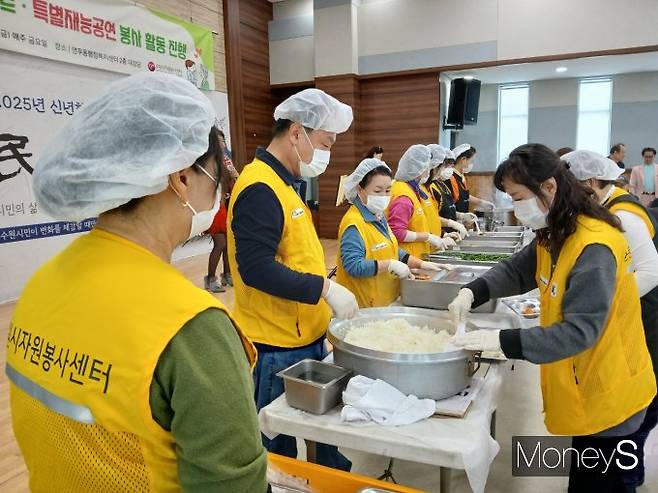 자원봉사자들이 배식하고 있는 모습./사진=강한빛 기자