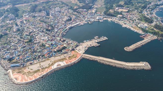 경주시 감포항 전경. 오는 4월 25일부터 28일까지 항만 일대에서는 ‘감포항 100년 기념행사’가 개최된다/사진제공=경주시