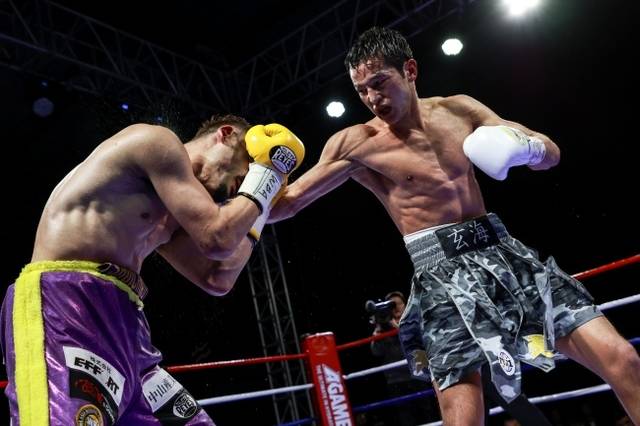 최시로(오른쪽)가 20일 경기 남양주체육문화센터에서 열린 요시노 슈이치로(일본)와 WBA 라이트급 아시아 챔피언 타이틀 방어전에서 오른손 펀치를 꽂고 있다. FW1 프로모션 제공