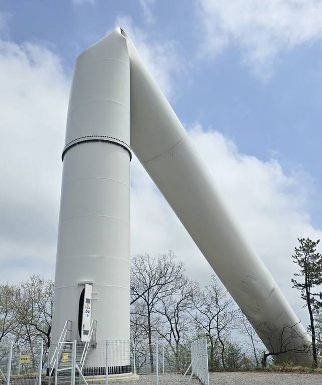 21일 오전 화순군 도암면 화학산에 건설된 풍력발전기 타워 1기가 쓰러지는 사고가 발생했다. 뉴시스
