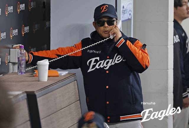 한화의 양상문 투수코치가 지난 3일 대전한화생명볼파크에서 열린 롯데와의 홈경기 도중 더그아웃에 비치된 불펜 전화기를 들고 지시를 내리고 있다.  한화 제공