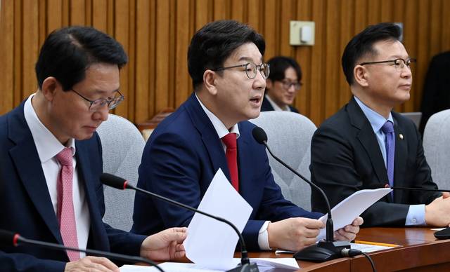 국힘 원내대책회의 권성동(가운데) 국민의힘 원내대표가 22일 오전 국회에서 열린 원내대책회의에서 발언하고 있다. 곽성호 기자