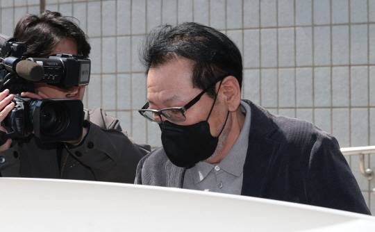 2018년 지방선거 당시 불법 정치자금을 수수한 혐의로 기소된 무속인 ‘건진법사’ 전성배 씨가 7일 서울 양천구 남부지방법원에서 열린 불법 정치자금 수수 의혹 관련 재판을 마친 뒤 법원청사를 나와 차량에 탑승하고 있다. 연합뉴스