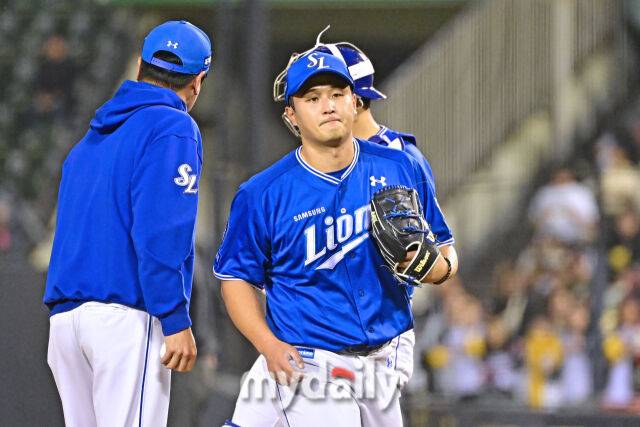 16일 서울 잠실야구장에서 열린 '2025 신한 SOL BANK KBO리그' 삼성 라이온즈와 LG 트윈스 경기. 삼성 선발 최원태가 4회말 1사 1-2루에 LG 김현수에게 1타점 적시를 내주고 교체됐다./마이데일리