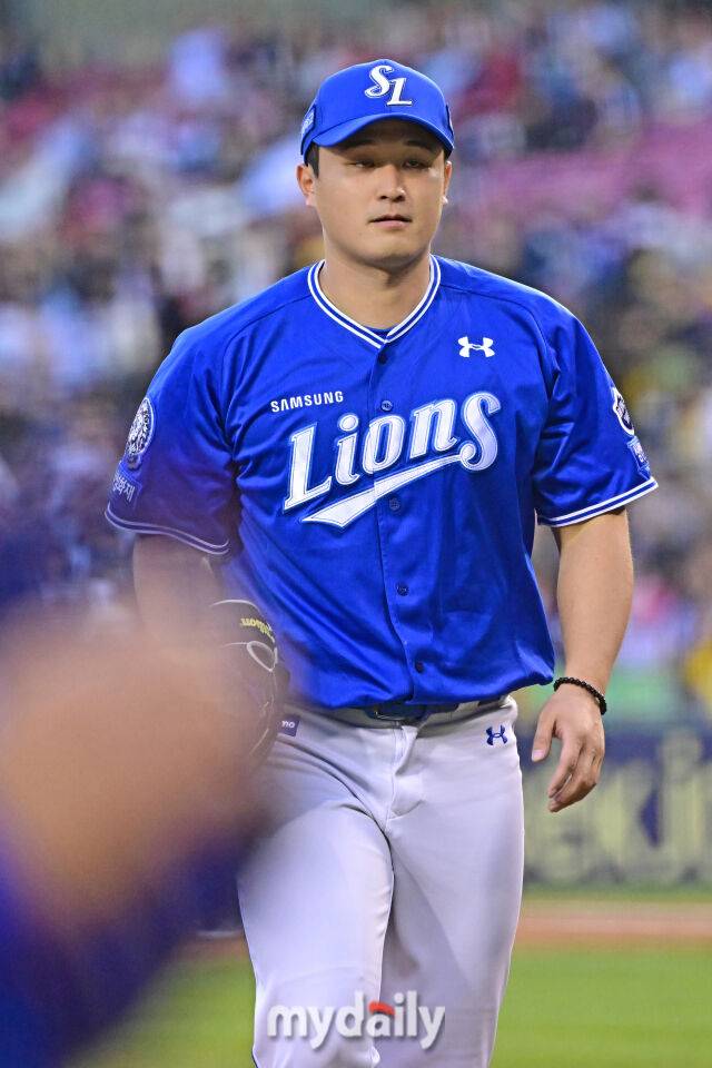 16일 서울 잠실야구장에서 열린 '2025 신한 SOL BANK KBO리그' 삼성 라이온즈와 LG 트윈스 경기. 삼성 선발 최원태가 무실점으로 1회 수비를 마치고 더그아웃으로 들어서고 있다./마이데일리