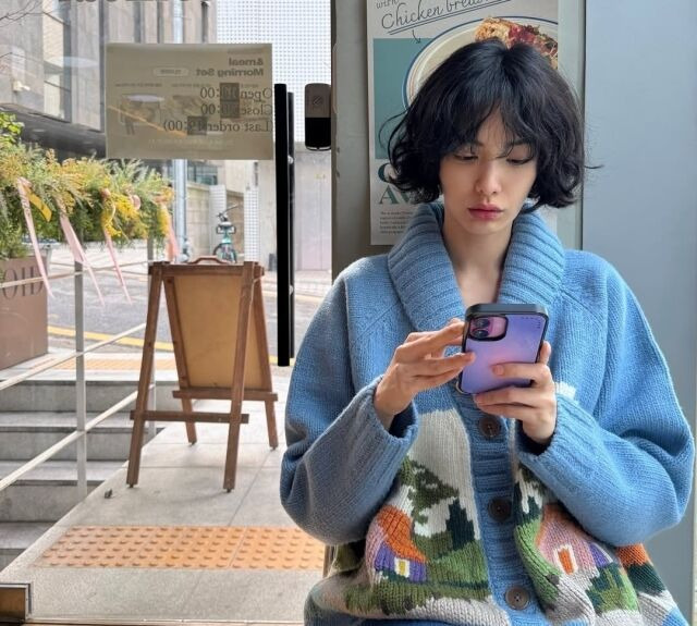 배우 나나가 카페에서 여유로운 시간을 보내고 있다. / 나나 인스타그램 캡처.