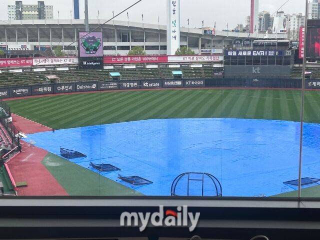 방수포가 깔린 KT위즈파크./수원 = 이정원 기자