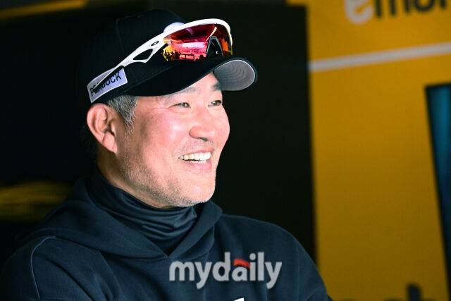 SSG 이숭용 감독이 23일 인천 SSG랜더스필드에서 진행되는 ‘2025 신한 SOL BANK KBO리그’ 두산-SSG의 경기 전 취재진들의 질문에 답하고 있다./마이데일리