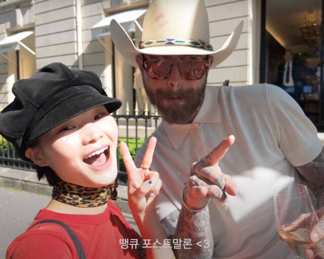 파리 길거리에서 가수 포스트 말론과 닮은 남성과 사진을 찍는 벨. /유튜브 '포테이토 터틀' 캡처