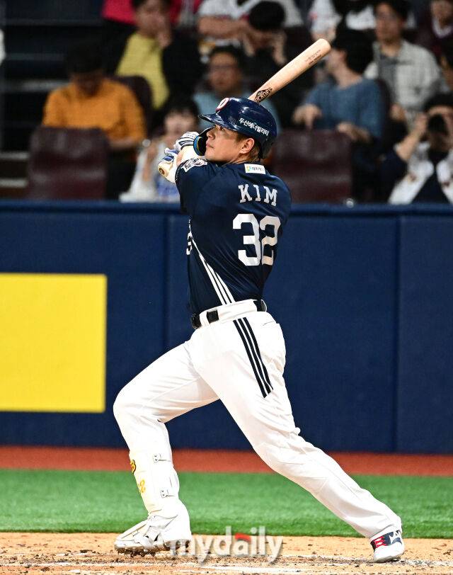 2025년 4월 22일 오후 서울 고척스카이돔에 진행된 '2025 신한 SOL뱅크 KBO 리그' 두산 베어스와 키움 히어로즈의 경기. 두산 김재환이 9회초 2사 후 솔로 홈런을 치고 있다./고척=유진형 기자 zolong@mydaily.co.kr