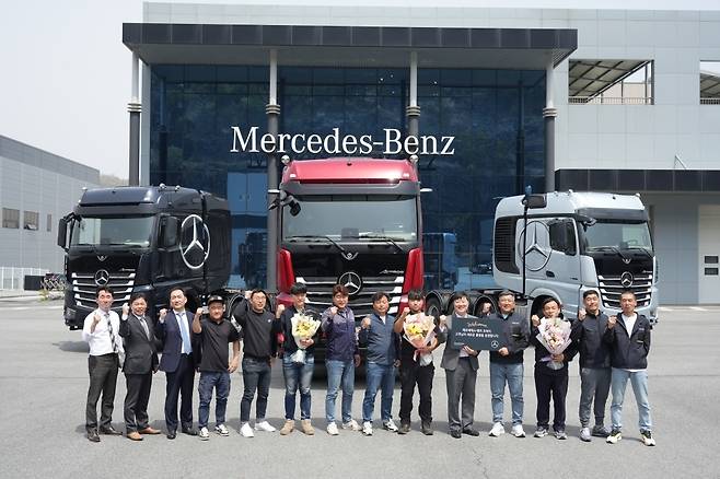 악트로스 SLT 국내 1호차 인도식에서 허헌(왼쪽부터) 다임러트럭코리아 부산경남 지점장, 김영광 다임러트럭코리아 부산경남 본부장, 오동현 다임러트럭코리아 영업 상무, 이상일 윈더블 팀장, 임찬호 로진글로벌, 최훈 로진글로벌 과장, 최지환 로진글로벌 대표, 권수칠 윈더블 대표, 권용건 윈더블 과장, 이원장 다임러트럭코리아 마케팅 상무, 임상열 길한로직스 대표, 임정열 길한로직스 상무, 박수부 길한로직스 팀장, 구성모 길한로직스 부장이 기념촬영을 하고 있다. [다임러 트럭 코리아 제공]