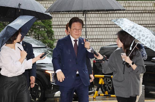 더불어민주당 이재명 대선 경선 후보가 22일 서울 서초구 서울중앙지법에서 열린 ‘대장동 배임·성남FC 뇌물’ 1심 속행 공판에 출석하고 있다. [연합]