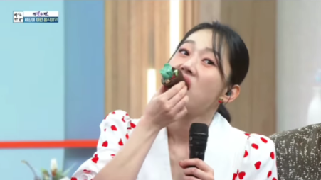 엄지인 아나운서가 미니 화분 모양의 빵을 먹어 보고 있다. [KBS1TV ‘아침마당’ 갈무리]