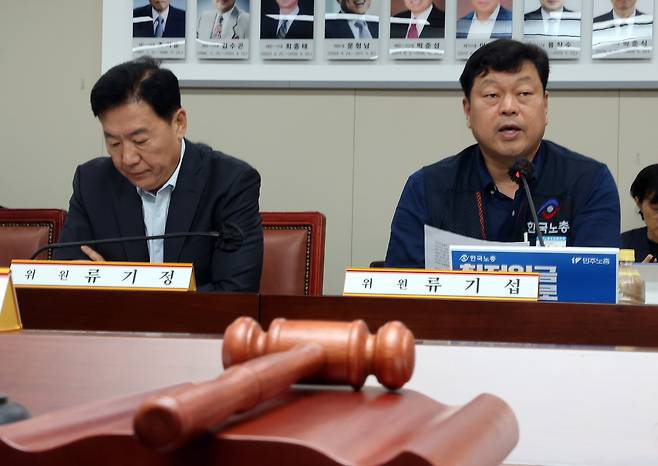 최저임금위원회 근로자위원인 류기섭 한국노총 사무총장(오른쪽)이 22일 정부세종청사에서 열린 내년도 최저임금 수준을 결정하기 위한 최저임금위원회 1차 전원회의에서 인사말을 하고 있다. 왼쪽은 사용자위원인 류기정 한국경영자총협회 전무. [연합]