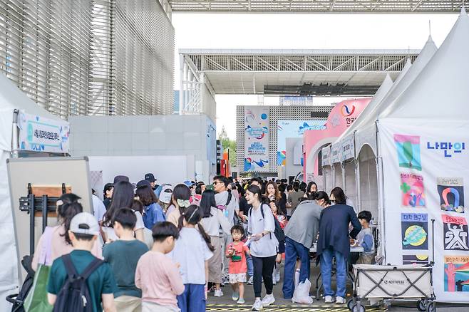 대전에서 열린 대한민국 과학기술축제가 관람객으로 붐비고 있다.[한국과학창의재단 제공]