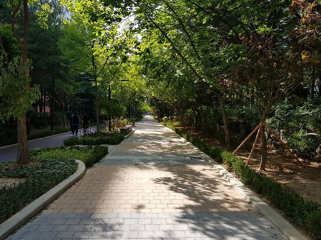 한 아파트 단지의 산책로.[헤럴드DB]