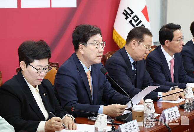 [서울=뉴시스] 조성봉 기자= 권성동 국민의힘 원내대표가 21일 오전 서울 여의도 국회에서 열린 비상대책위원회의에서 발언을 하고 있다. 2025.04.21. suncho21@newsis.com