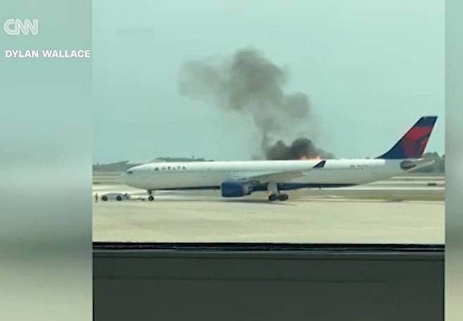 [서울=뉴시스] 21일 플로리다 올랜도 공항에서 이륙 중 엔진에 화재가 발생한 델타항공 여객기 1213편.(출처: CNN 동영상 캡처) 2025.04.22. *재판매 및 DB 금지