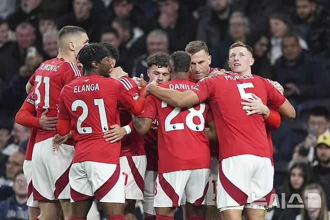 [런던=AP/뉴시스] 잉글랜드 프로축구 프리미어리그(EPL) 노팅엄 포레스트 선수단. 2025.04.21.