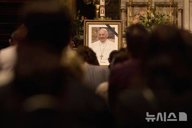 [루마니아=AP/뉴시스] 21일(현지 시간) 루마니아 부쿠레슈티 성 요셉 대성당에서 고(故) 프란치스코 교황의 서거를 추모하는 예배가 열리고 있다. 2025.04.22.<font style="vertical-align: inherit;"><font style="vertical-align: inherit;"></font></font>