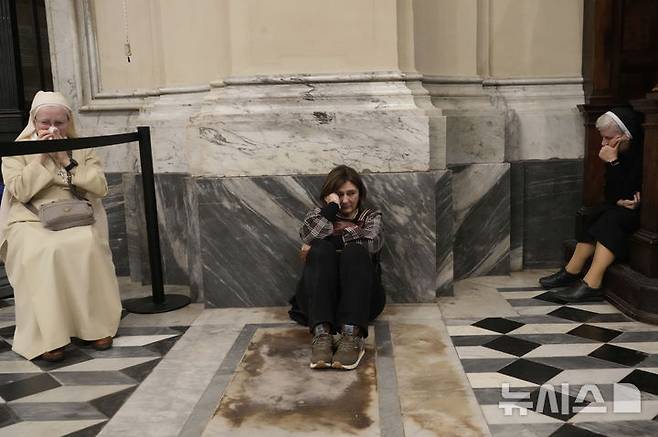 [로마=AP/뉴시스] 21일(현지 시간) 이탈리아 로마의 성 요한 라테라노 대성당에서 열린 고(故) 프란치스코 교황을 위한 미사에 참석한 신자들이 침통한 모습으로 앉아 있다. 2025.04.22.