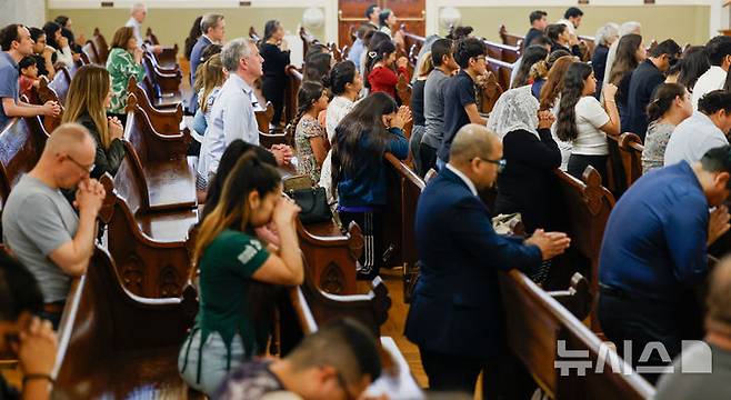 [텍사스=AP/뉴시스] 21일(현지 시간) 미국 텍사스주 댈러스 과달루페 성모 대성당에서 열린 고(故) 프란치스코 교황의 서거 추모 기도에 참석한 신자들이 기도를 하고 있다. 2025.04.22.<font style="vertical-align: inherit;"><font style="vertical-align: inherit;"></font></font>
